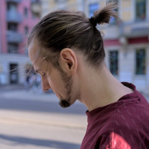 Flo von der Seite, Kopf nach vorn geneigt, Blick nach links unten